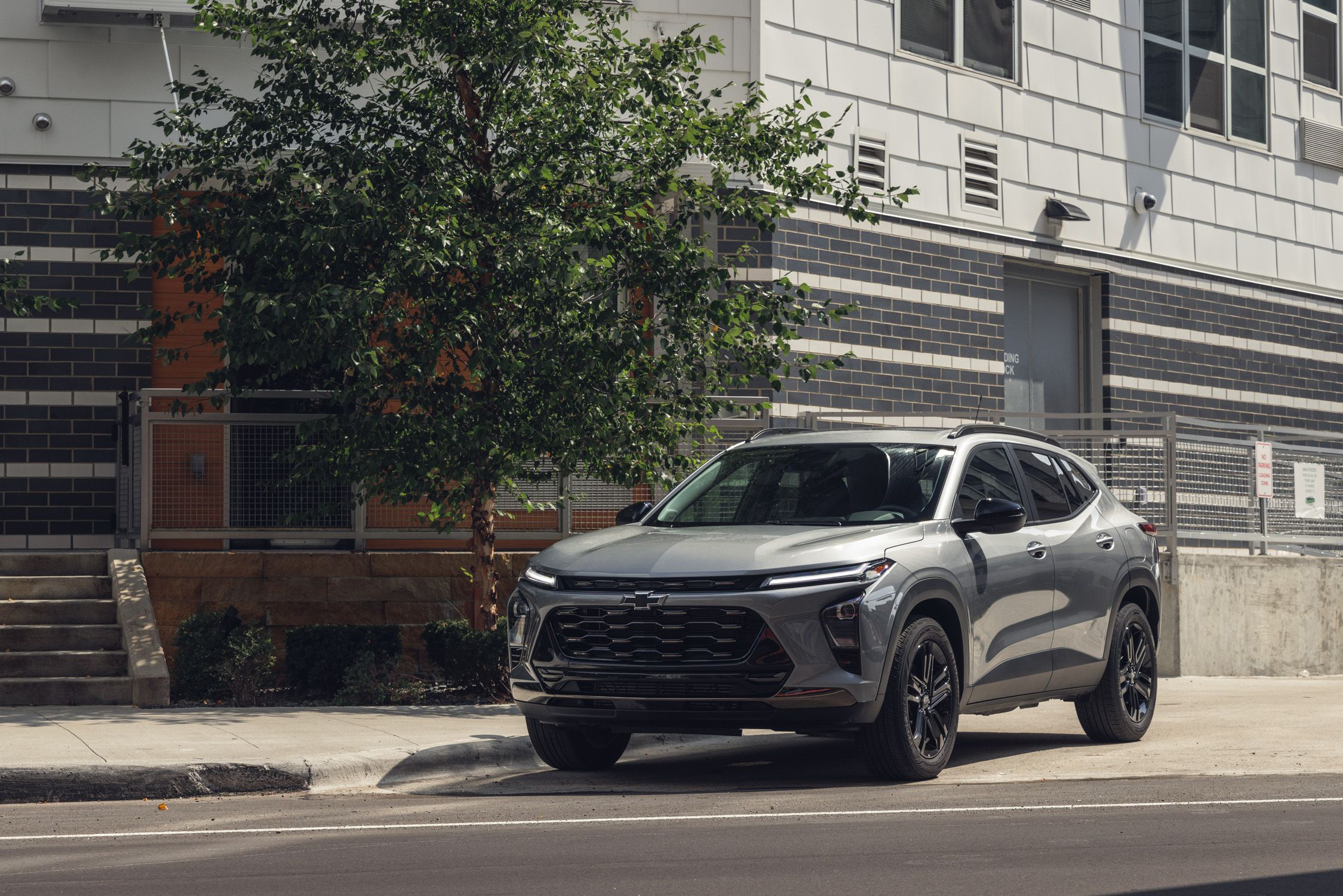 Automarin - suv-vs-sedan-poio-tairiazei-kalytera-stis-anaghkes-sas