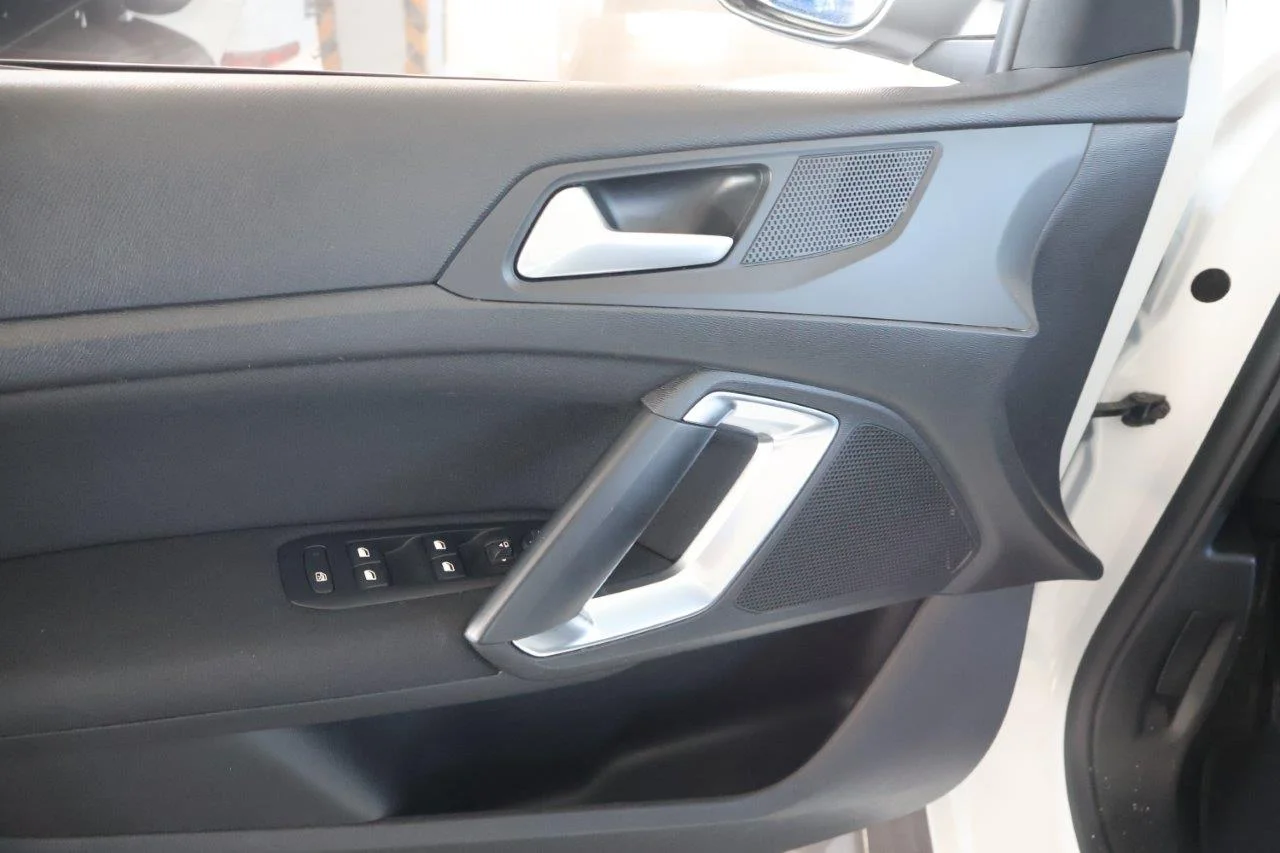 Peugeot 308 - View model 6
