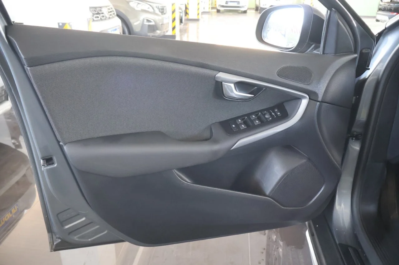 Volvo V40 Cross Country - View model 37