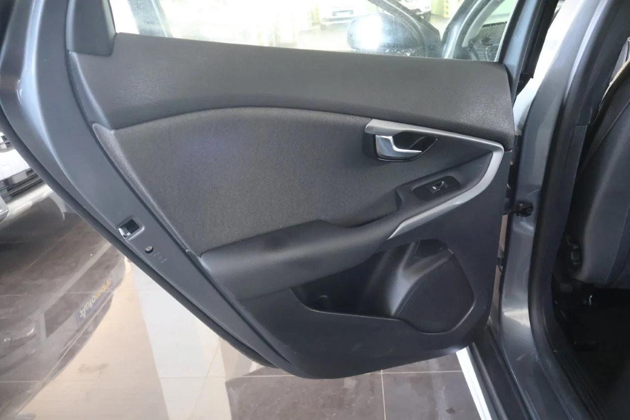 Volvo V40 Cross Country - View model 40