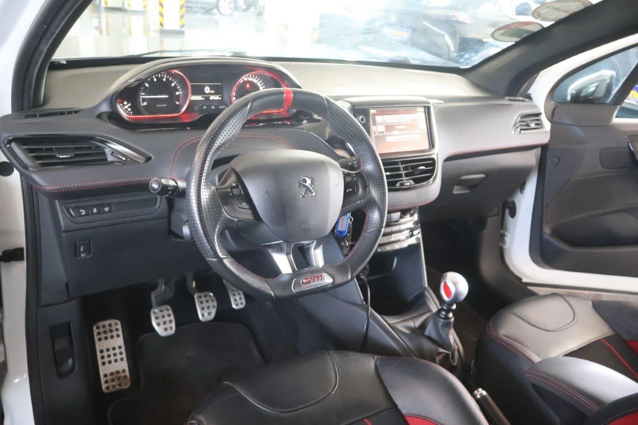 Peugeot 208 - View model 32