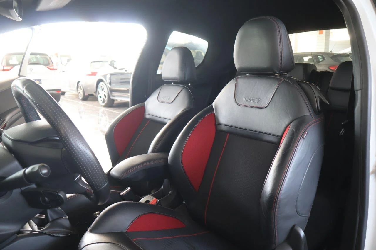 Peugeot 208 - View model 38