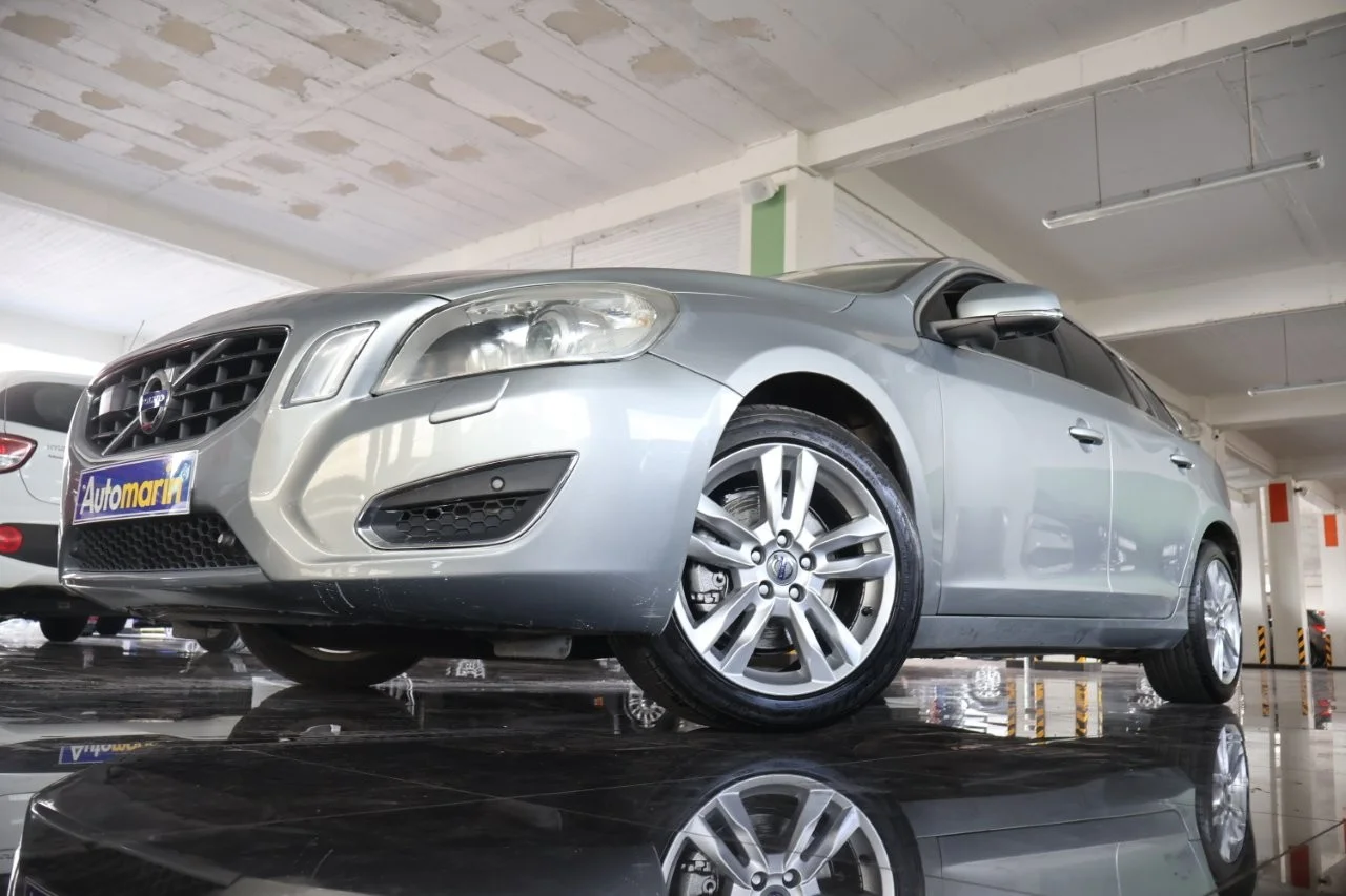 View 2 - Volvo V60 - 2011