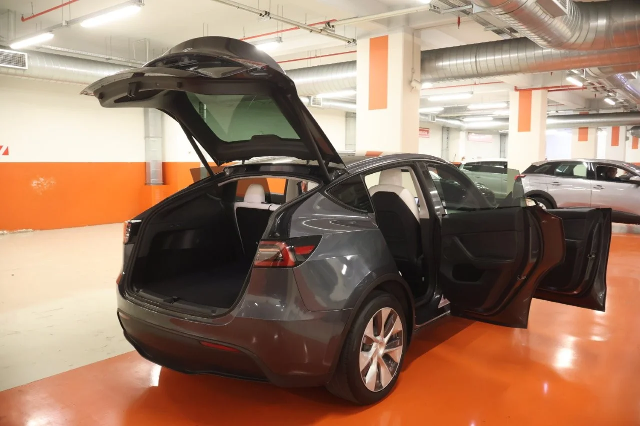Tesla Model Y - View model 9