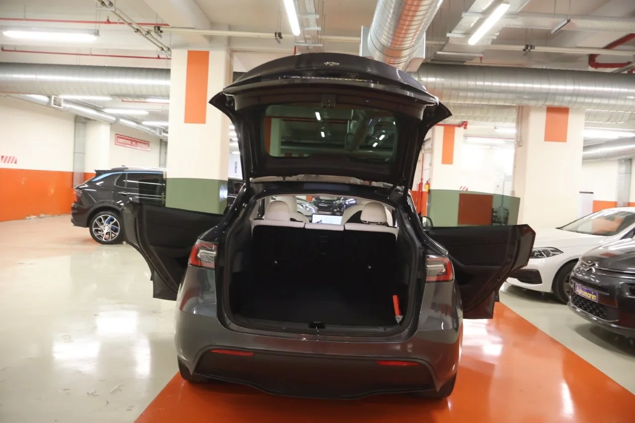 Tesla Model Y - View model 10