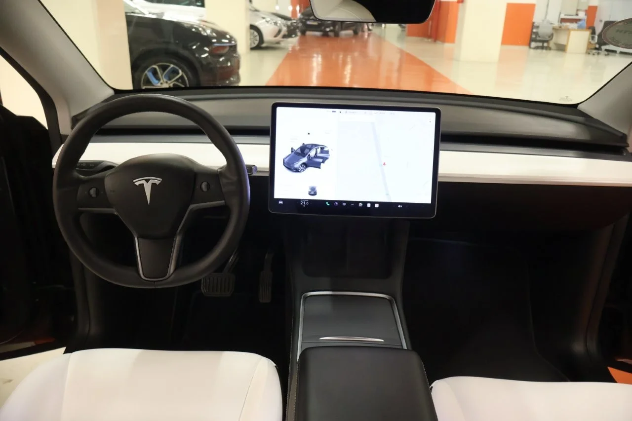 Tesla Model Y - View model 21