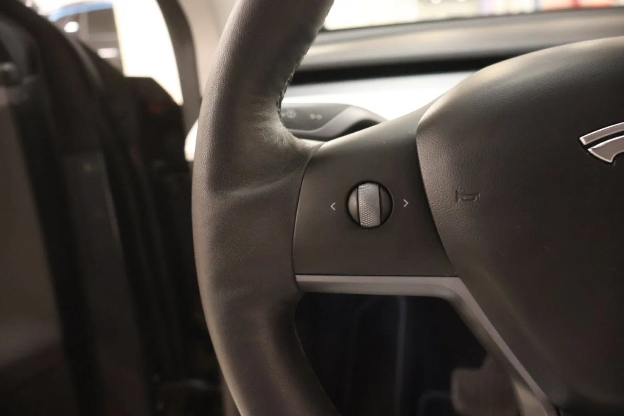 Tesla Model Y - View model 23