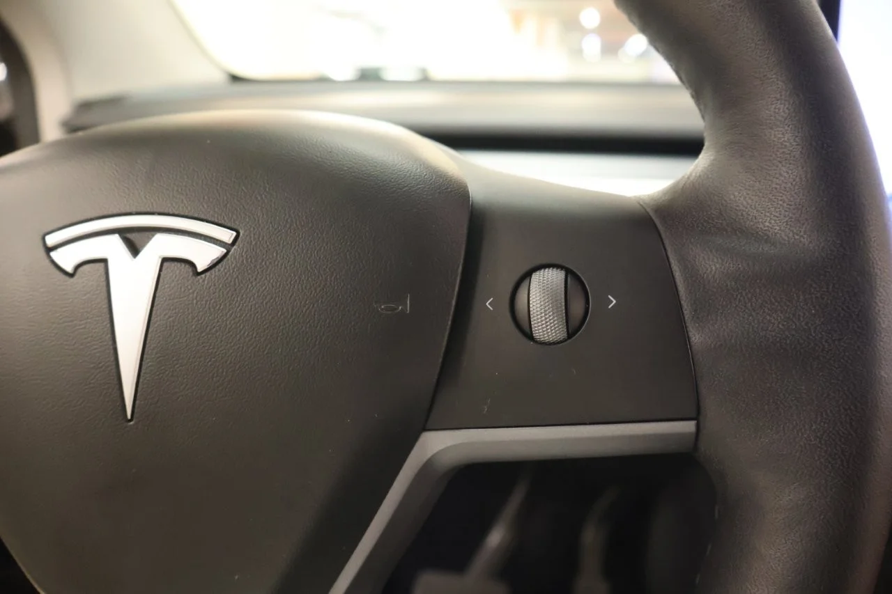 Tesla Model Y - View model 24