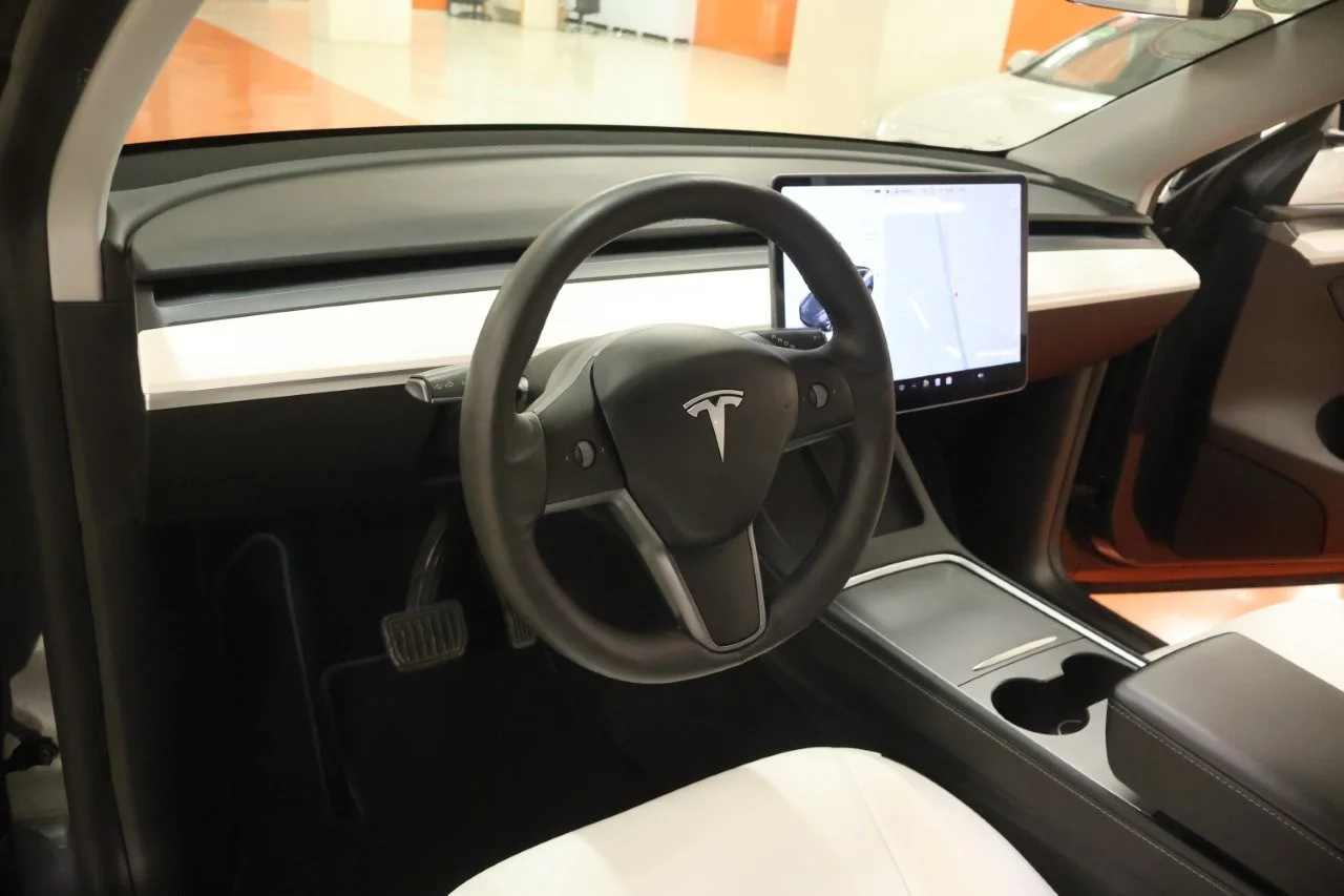 Tesla Model Y - View model 27