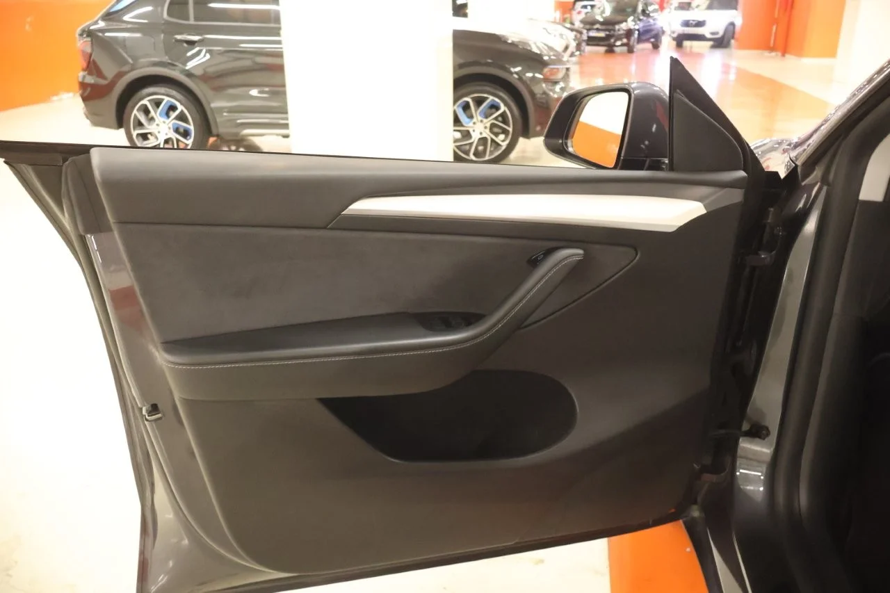 Tesla Model Y - View model 32