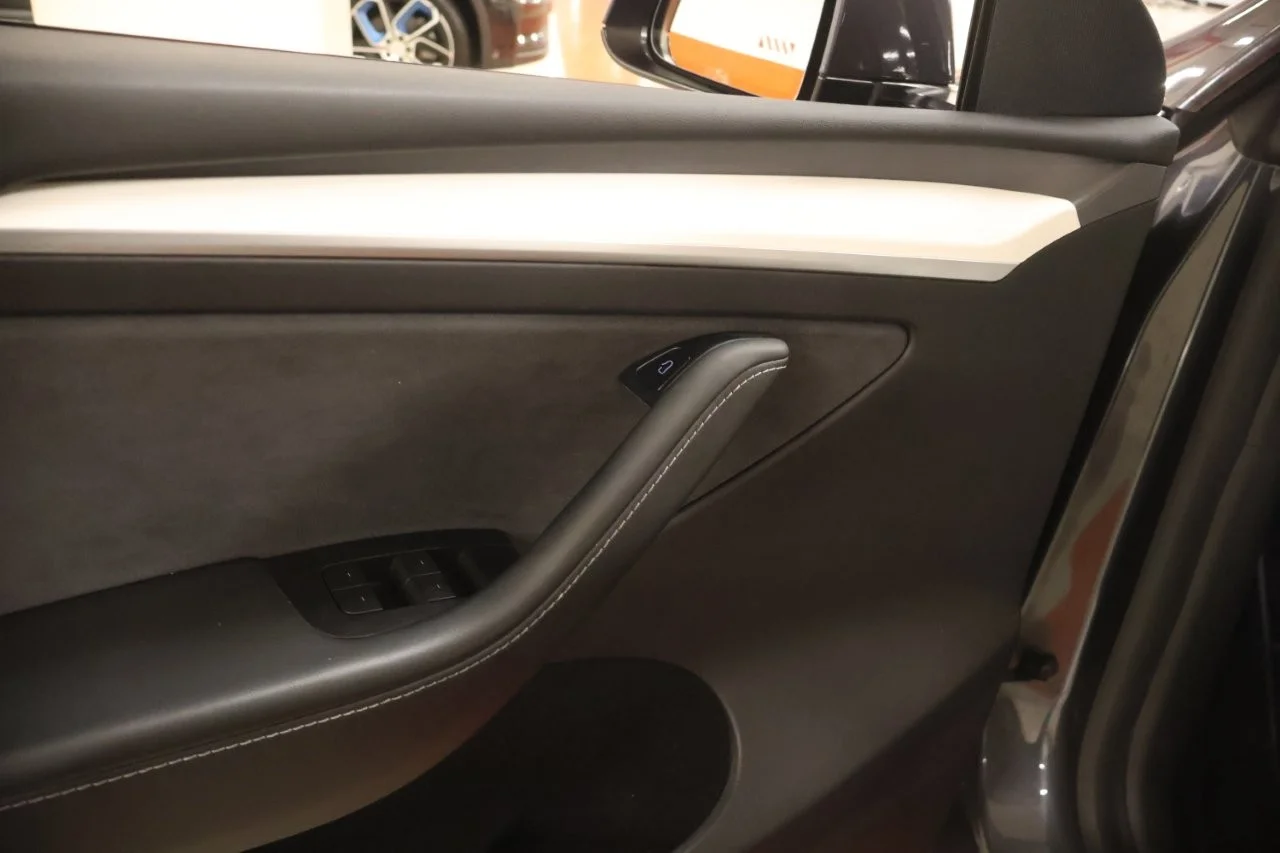 Tesla Model Y - View model 33