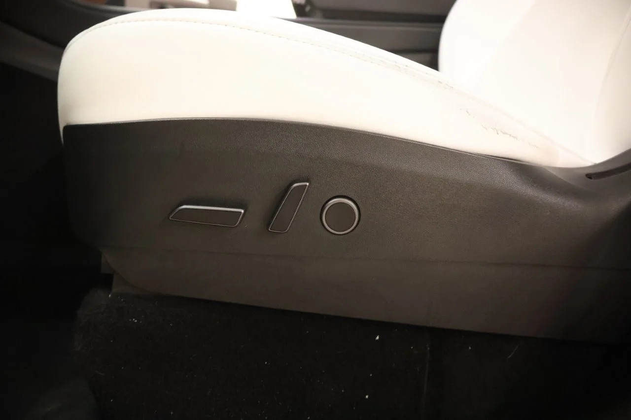 Tesla Model Y - View model 34