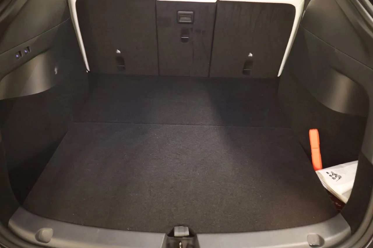 Tesla Model Y - View model 44