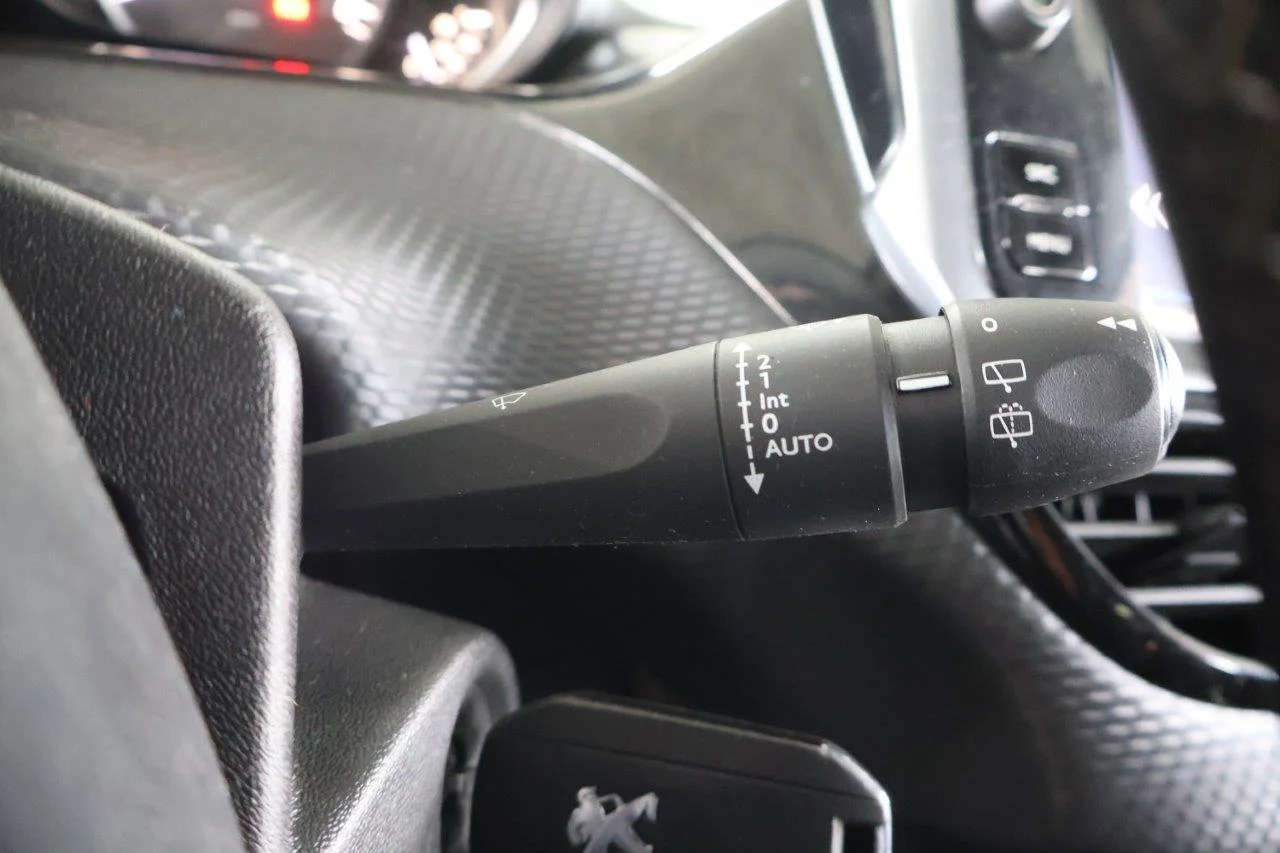 Peugeot 208 - View model 28