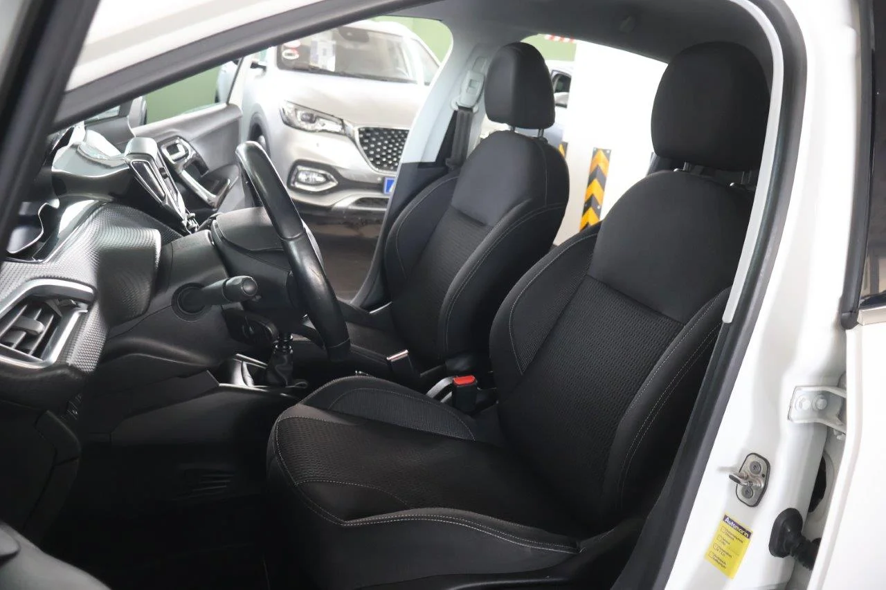 Peugeot 208 - View model 32