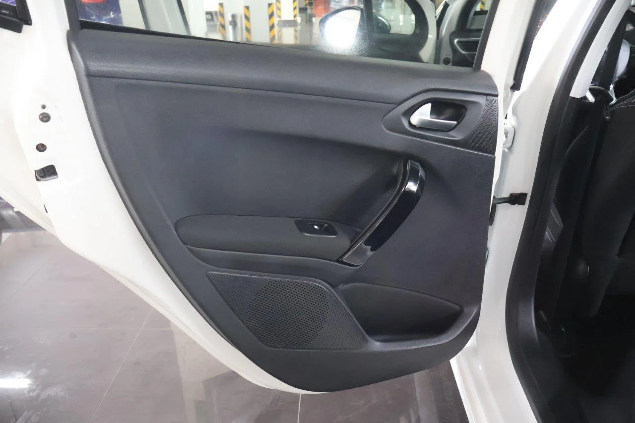 Peugeot 208 - View model 34