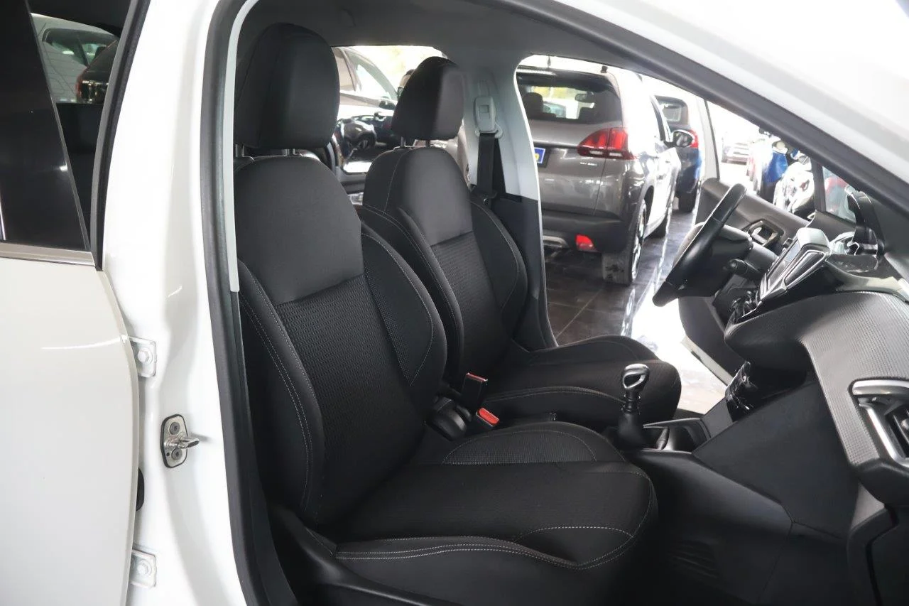 Peugeot 208 - View model 38