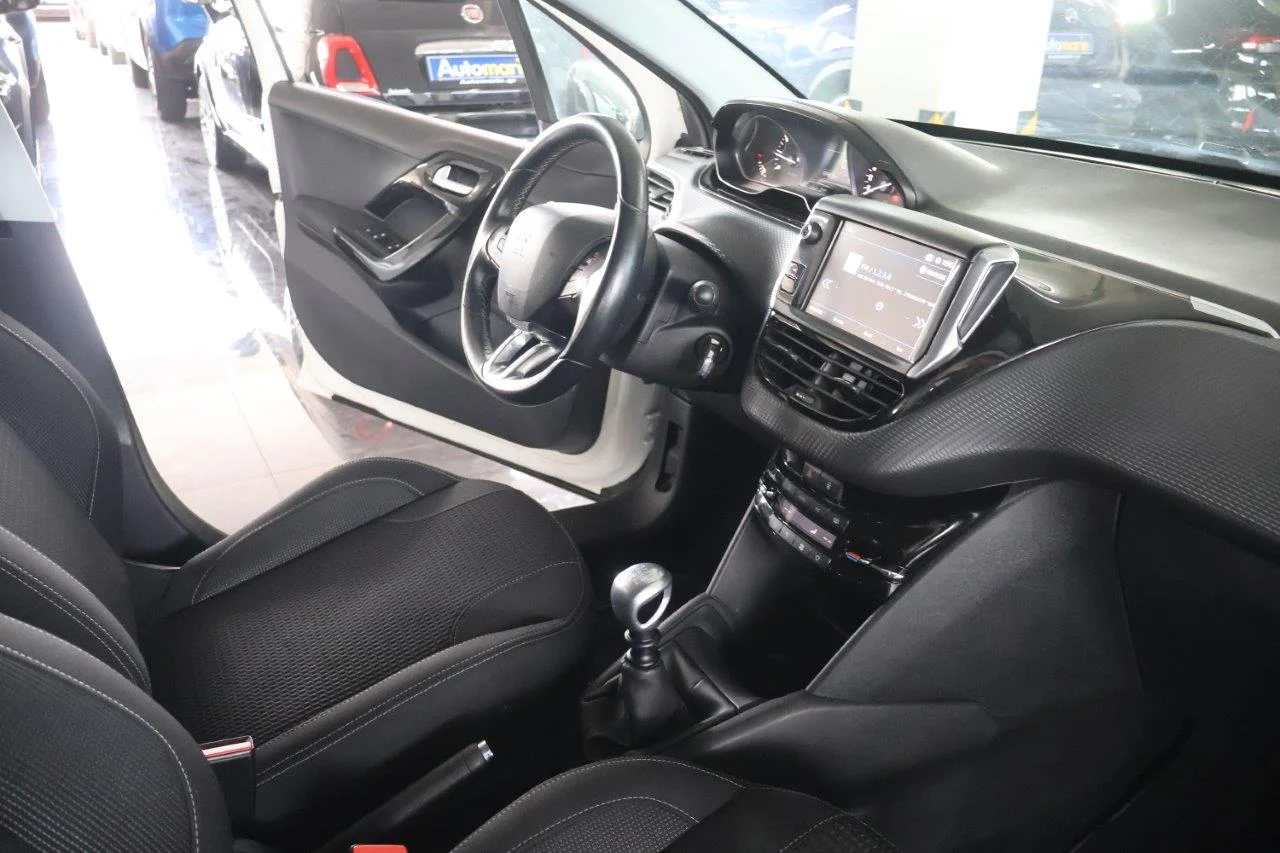 Peugeot 208 - View model 39