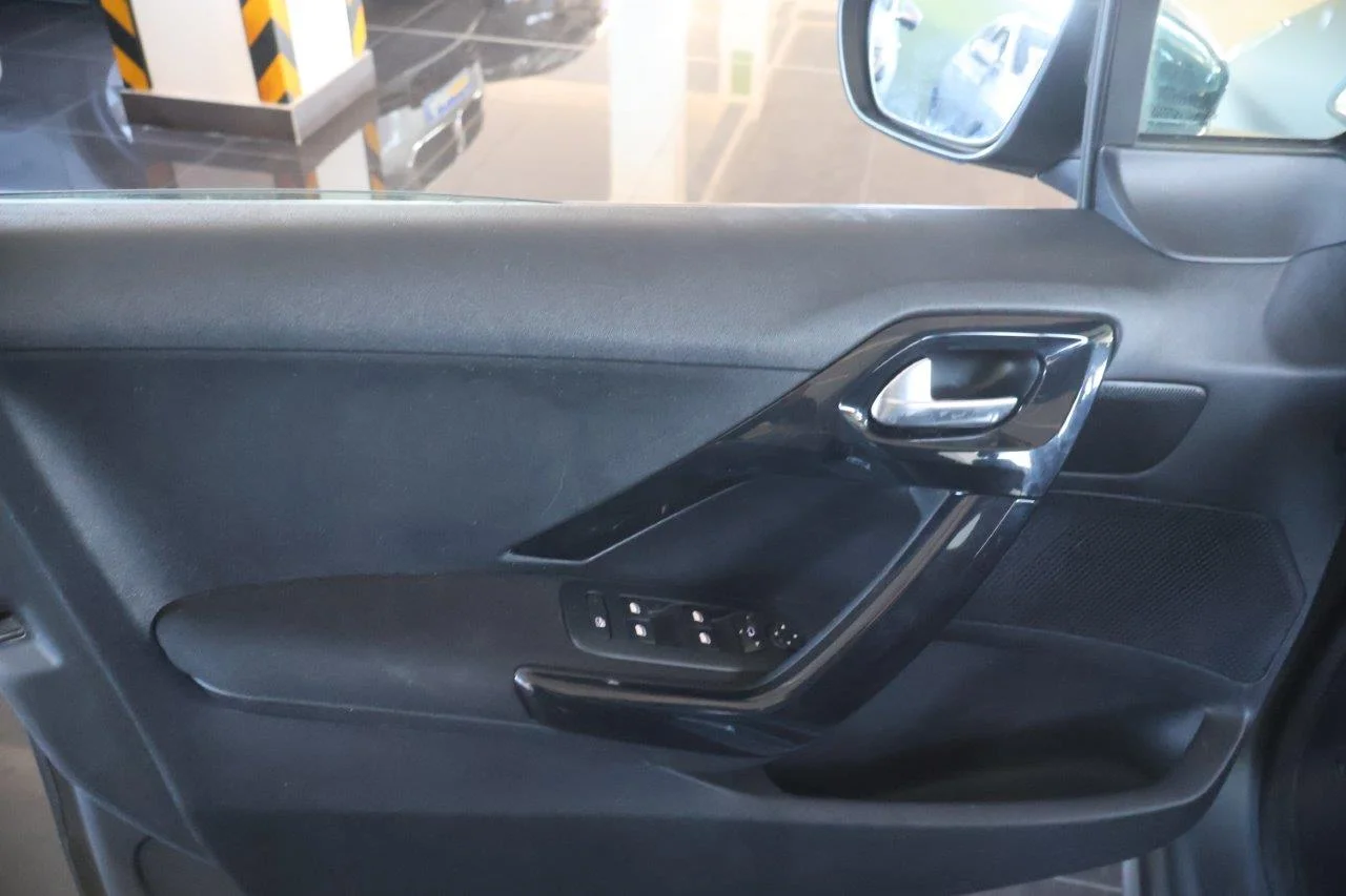 Peugeot 208 - View model 31