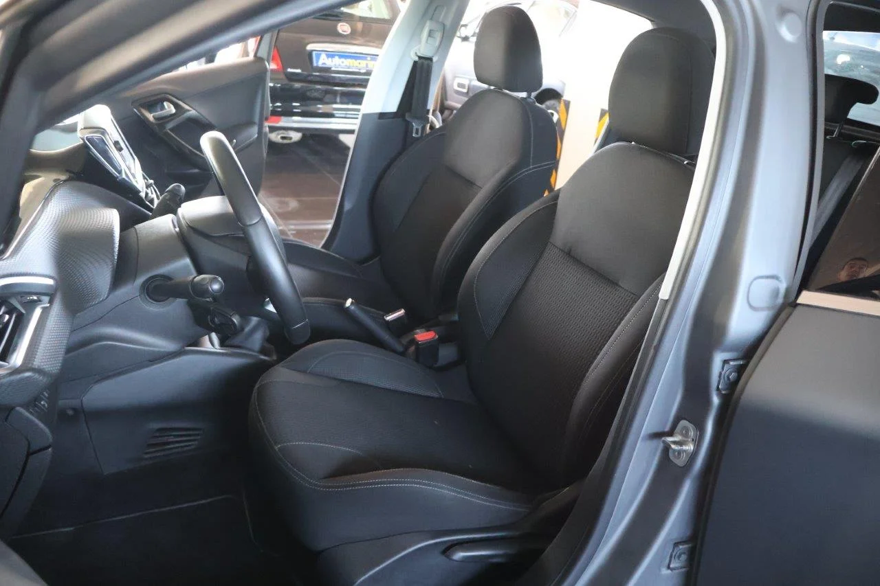 Peugeot 208 - View model 32