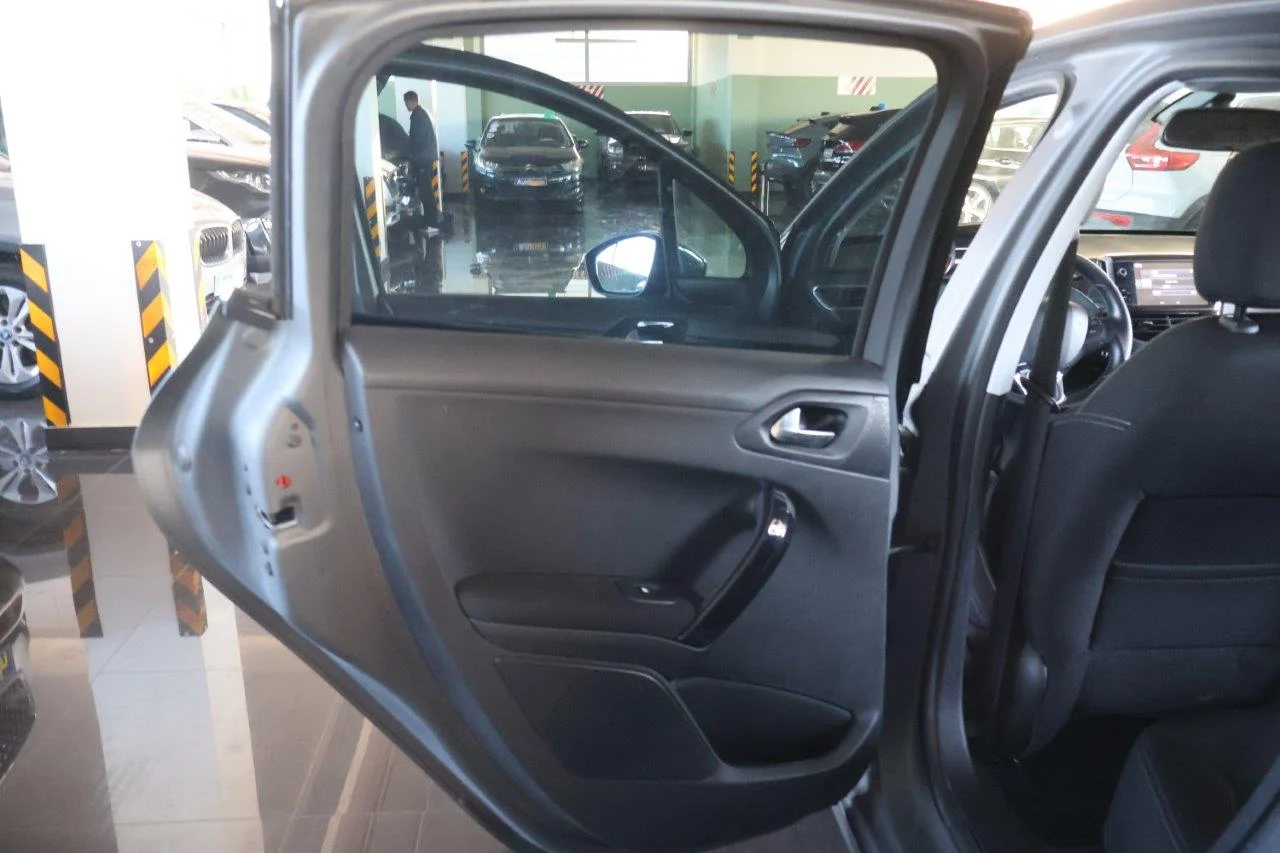 Peugeot 208 - View model 33