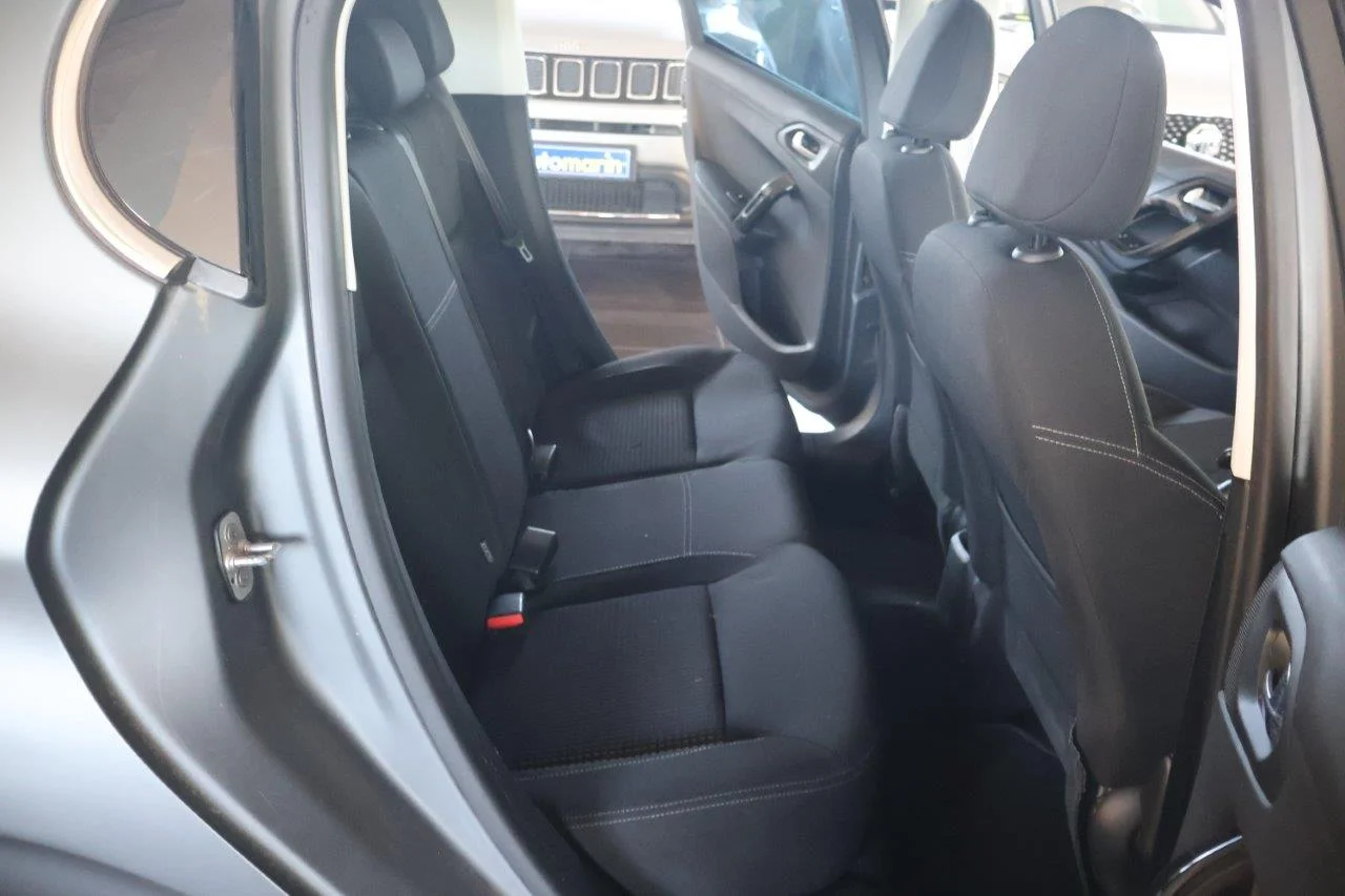Peugeot 208 - View model 37