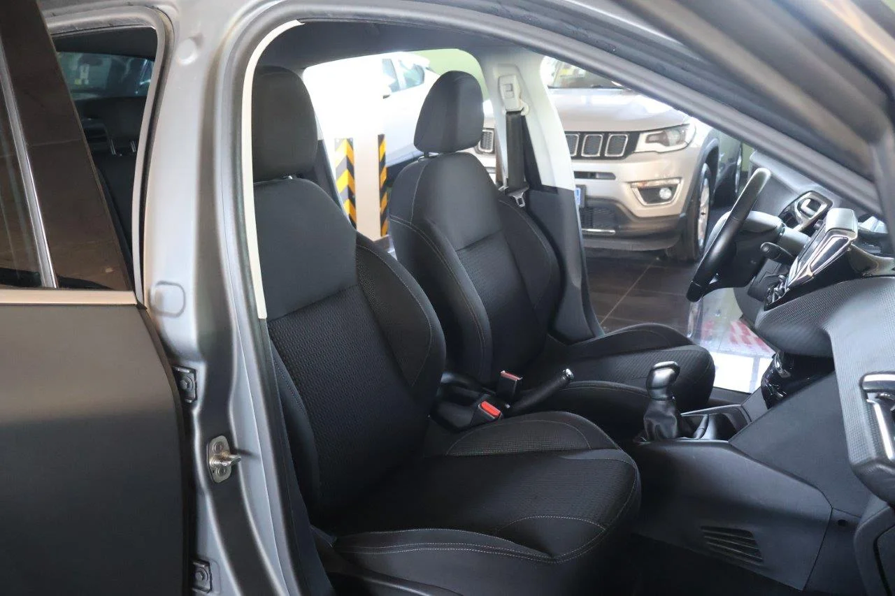 Peugeot 208 - View model 38