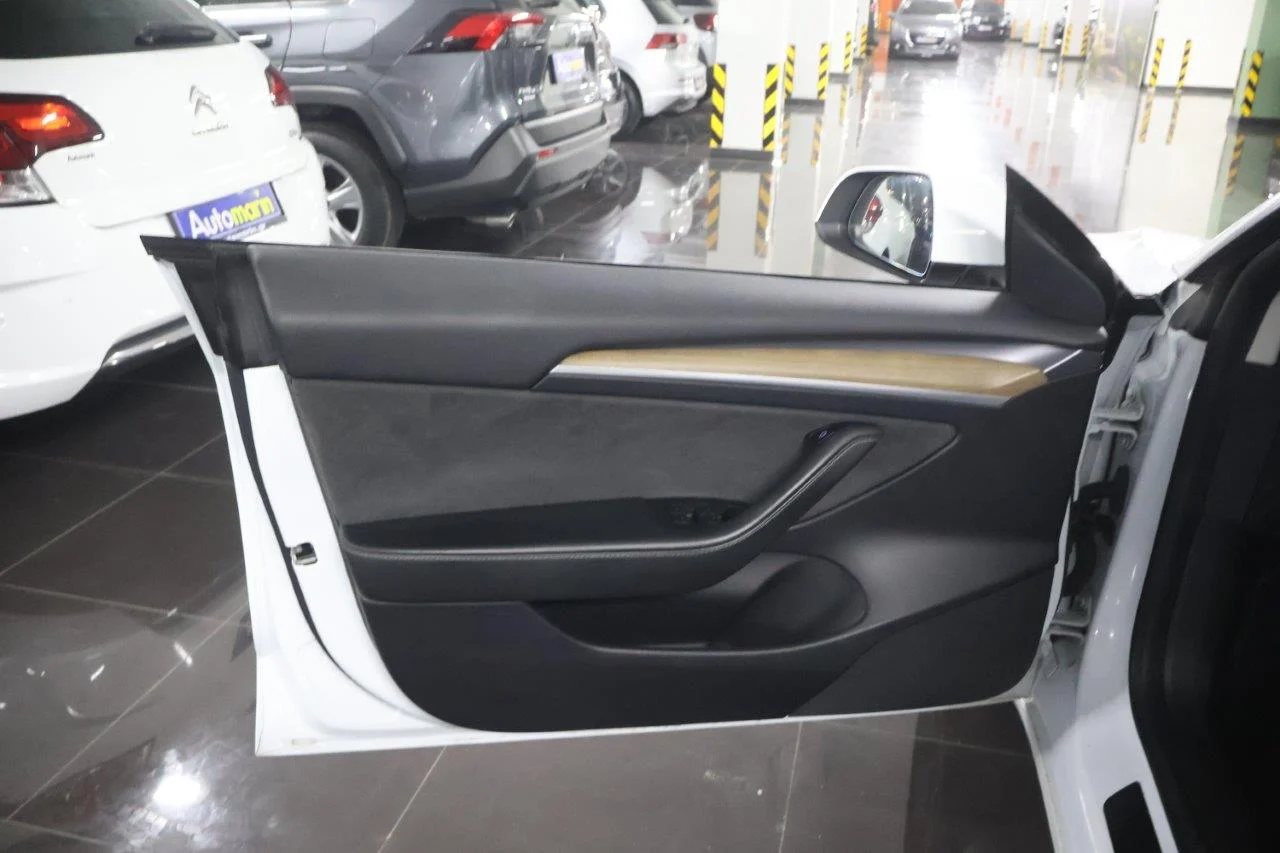 Tesla Model 3 - View model 29