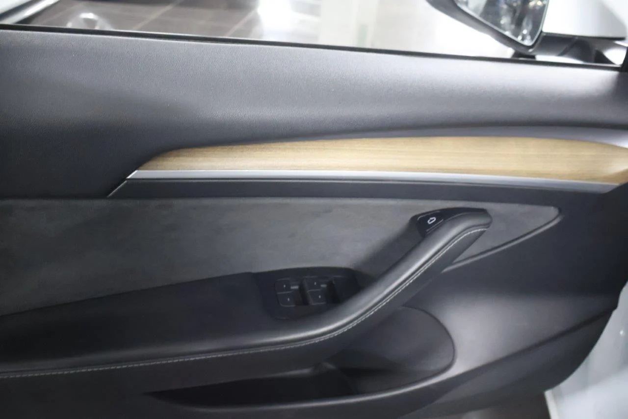 Tesla Model 3 - View model 30