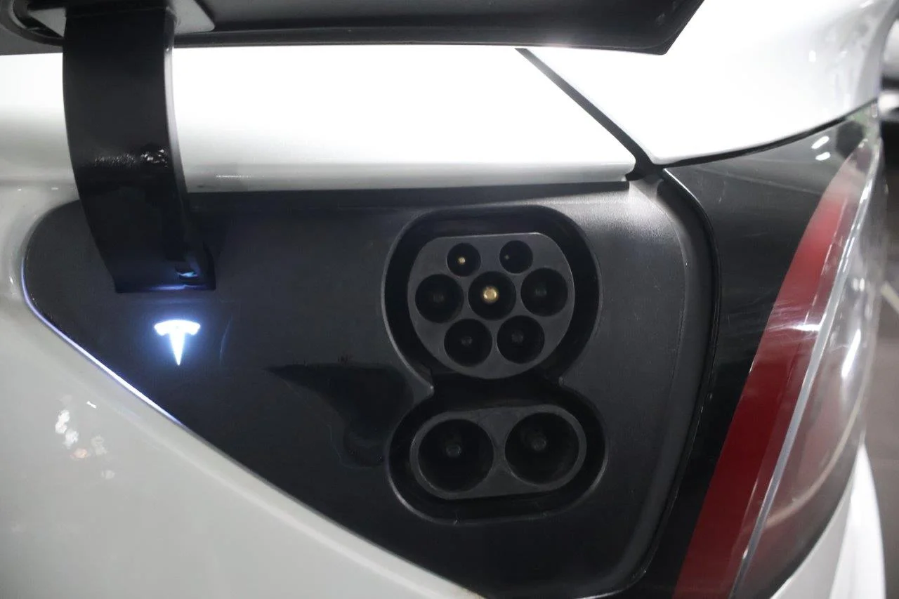 Tesla Model 3 - View model 40