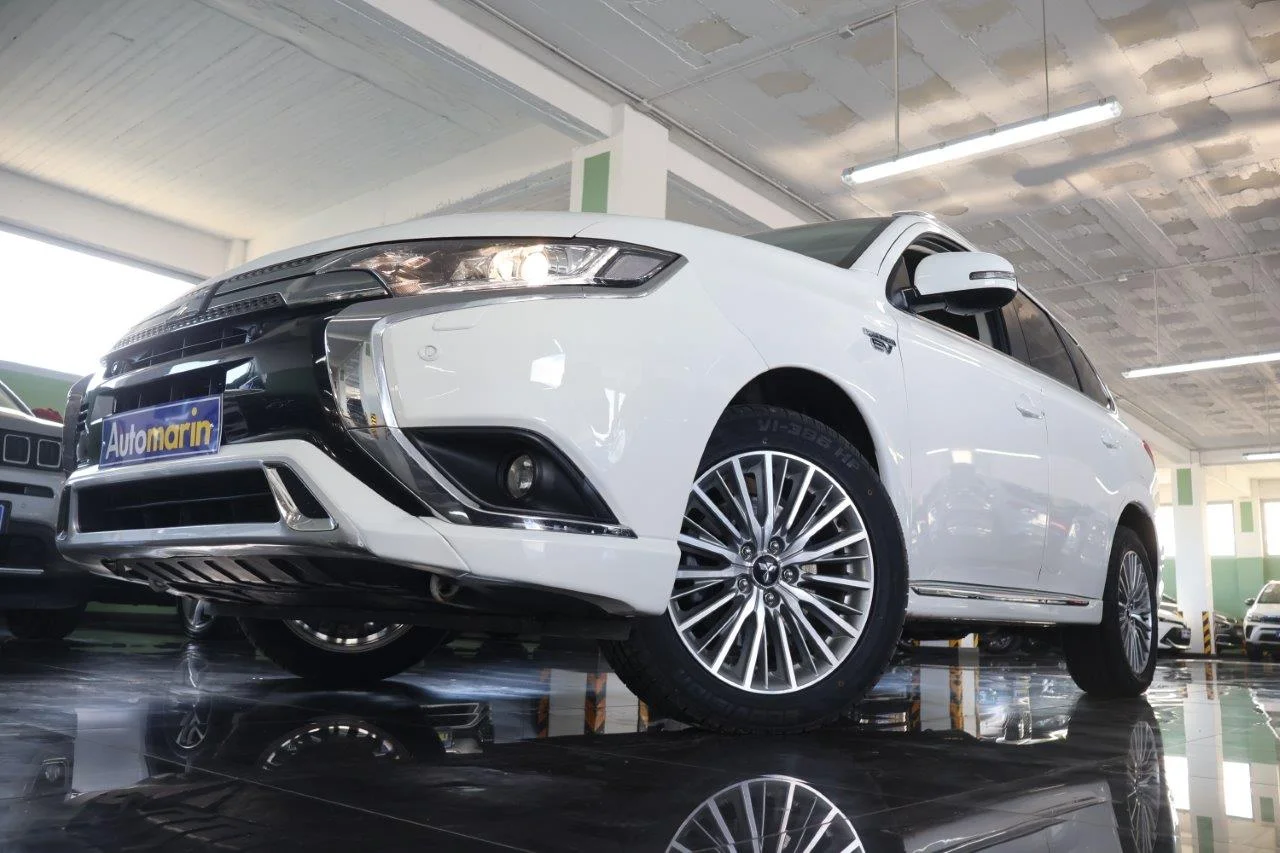 View 2 - Mitsubishi Outlander - 2019