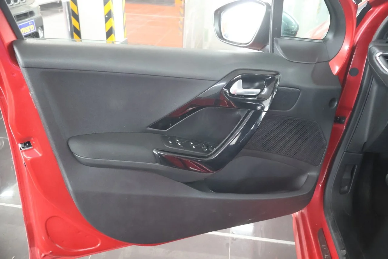 Peugeot 208 - View model 33