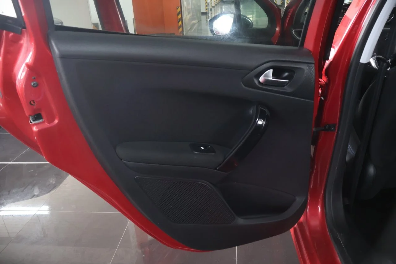 Peugeot 208 - View model 37
