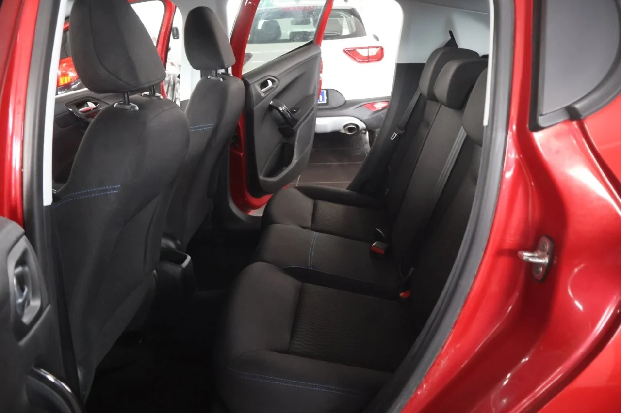 Peugeot 208 - View model 38