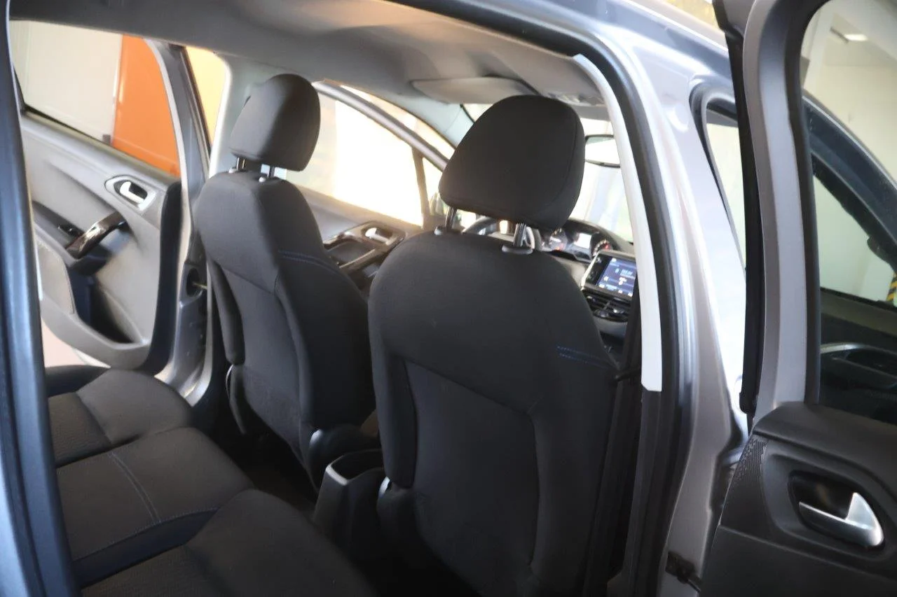 Peugeot 208 - View model 38