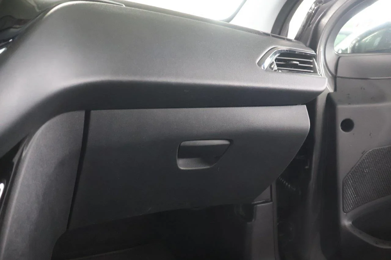 Peugeot 208 - View model 26