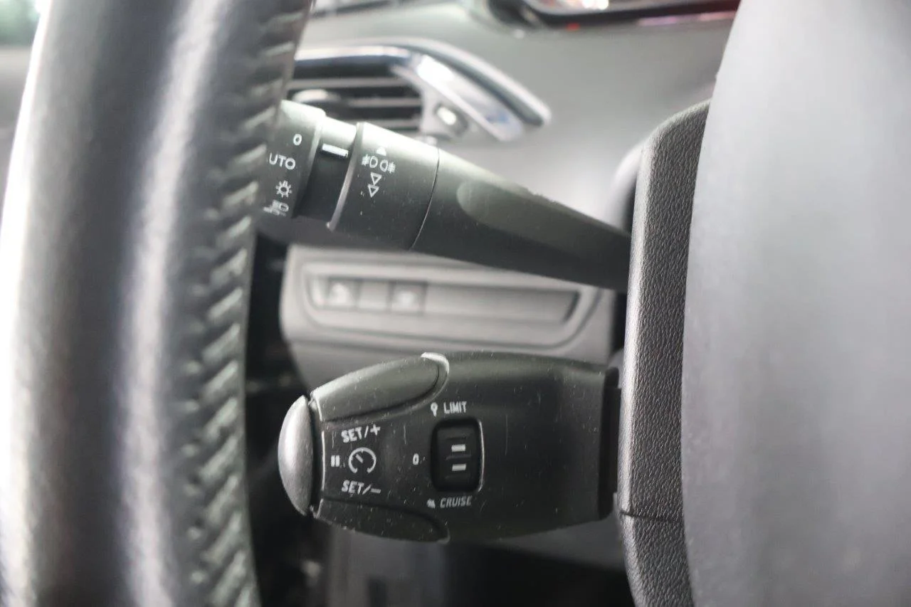 Peugeot 208 - View model 28