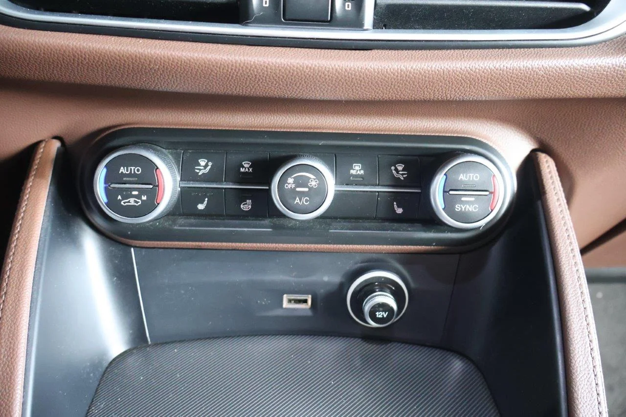 Alfa Romeo Stelvio - View model 28