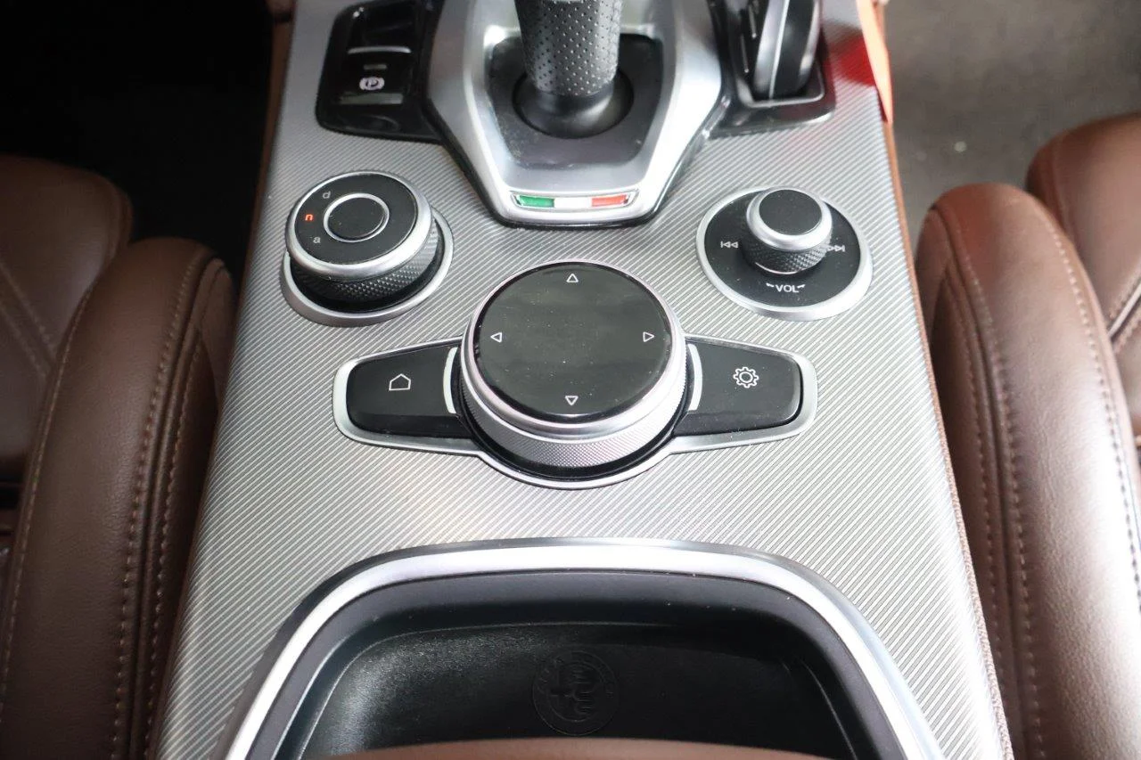 Alfa Romeo Stelvio - View model 29