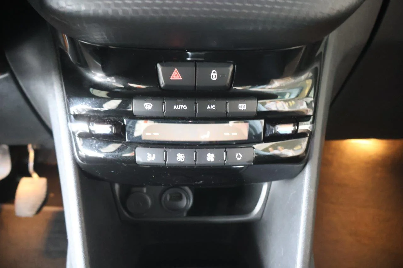 Peugeot 208 - View model 25