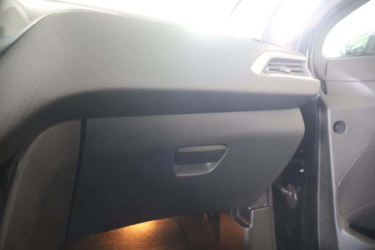 Peugeot 208 - View model 28
