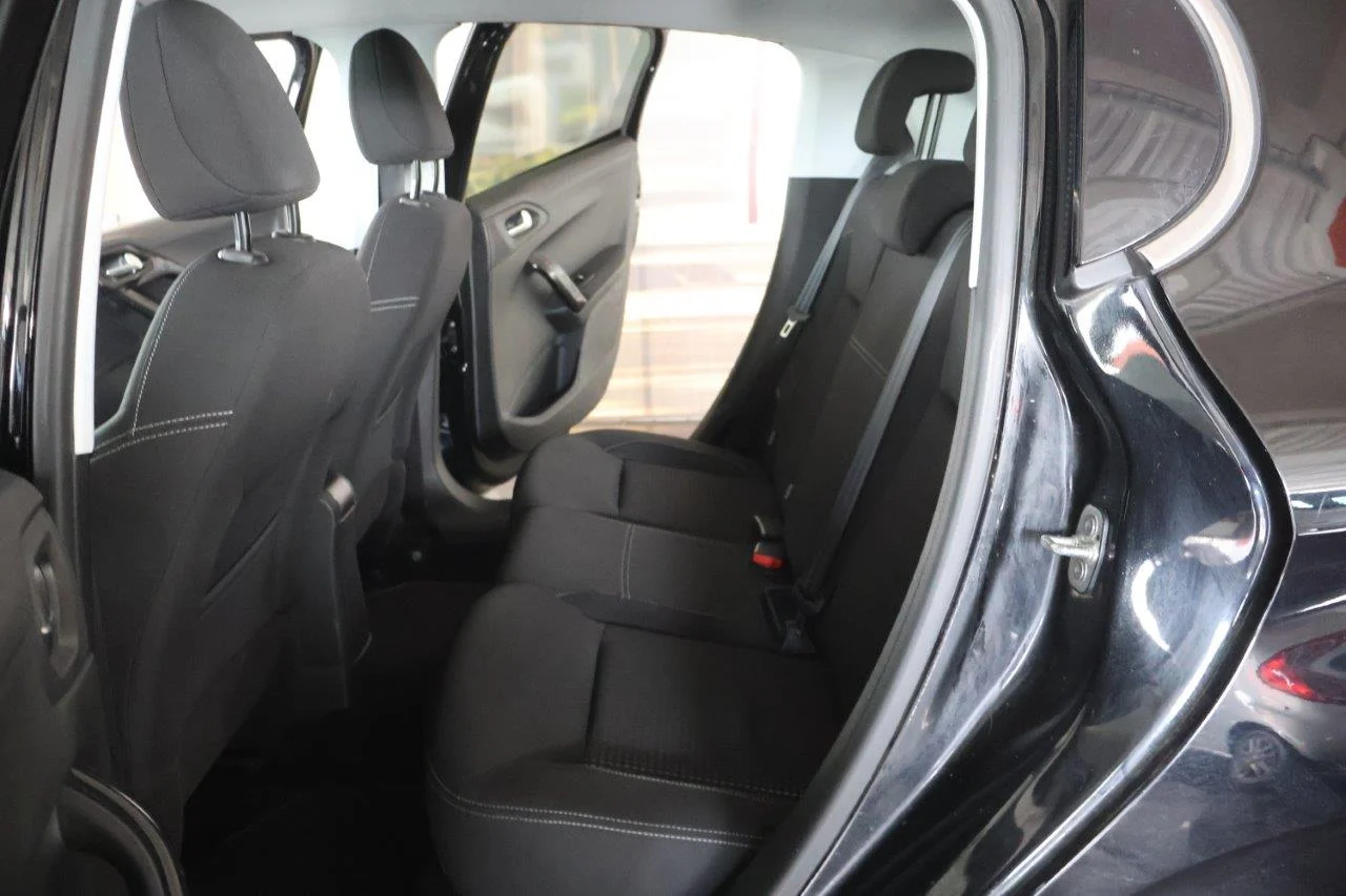 Peugeot 208 - View model 37