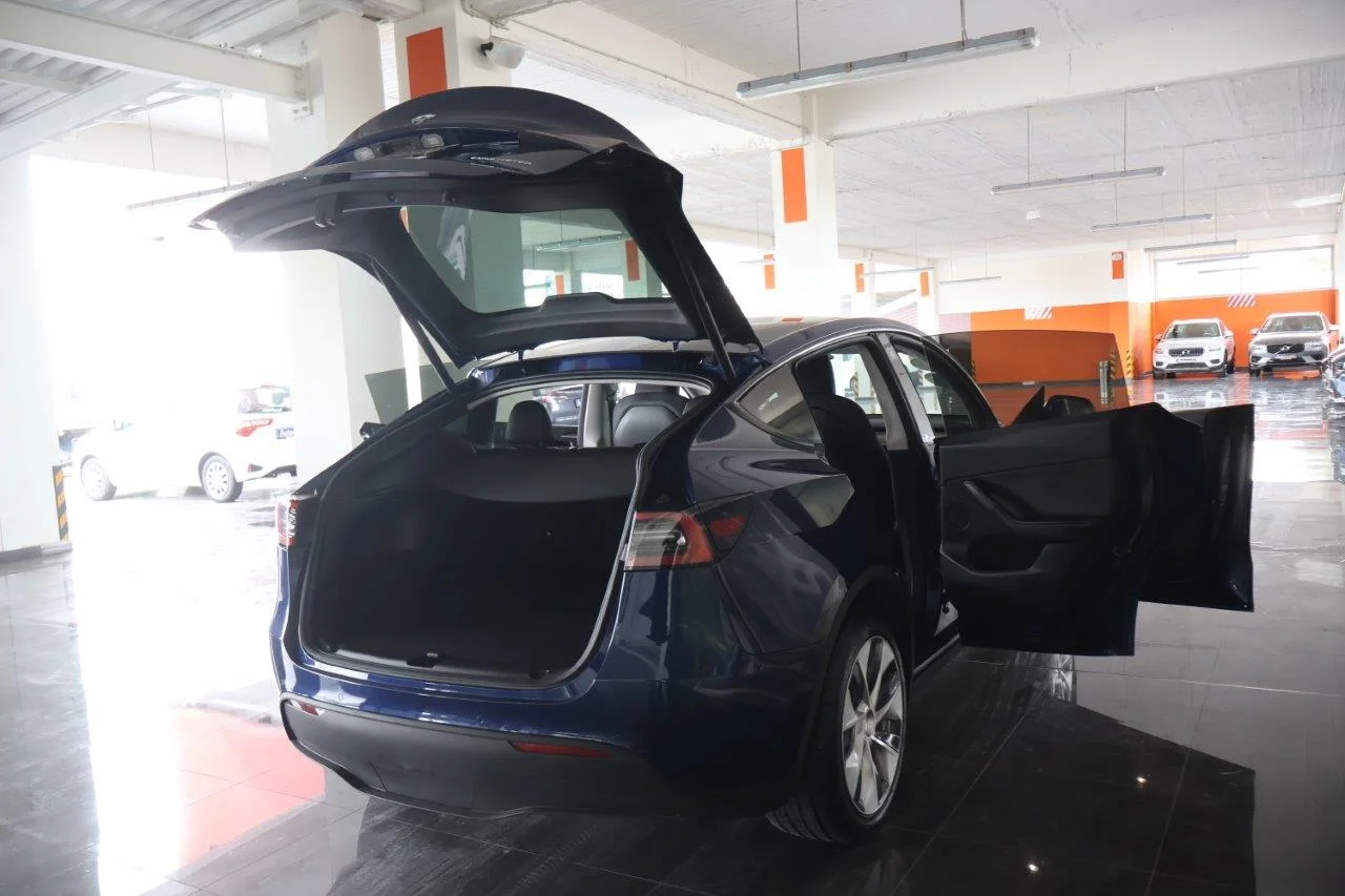 Tesla Model Y - View model 7