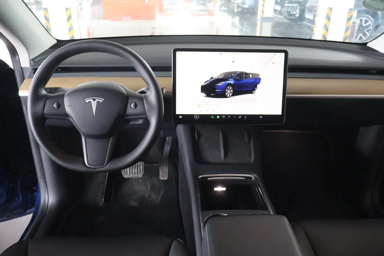 Tesla Model Y - View model 20