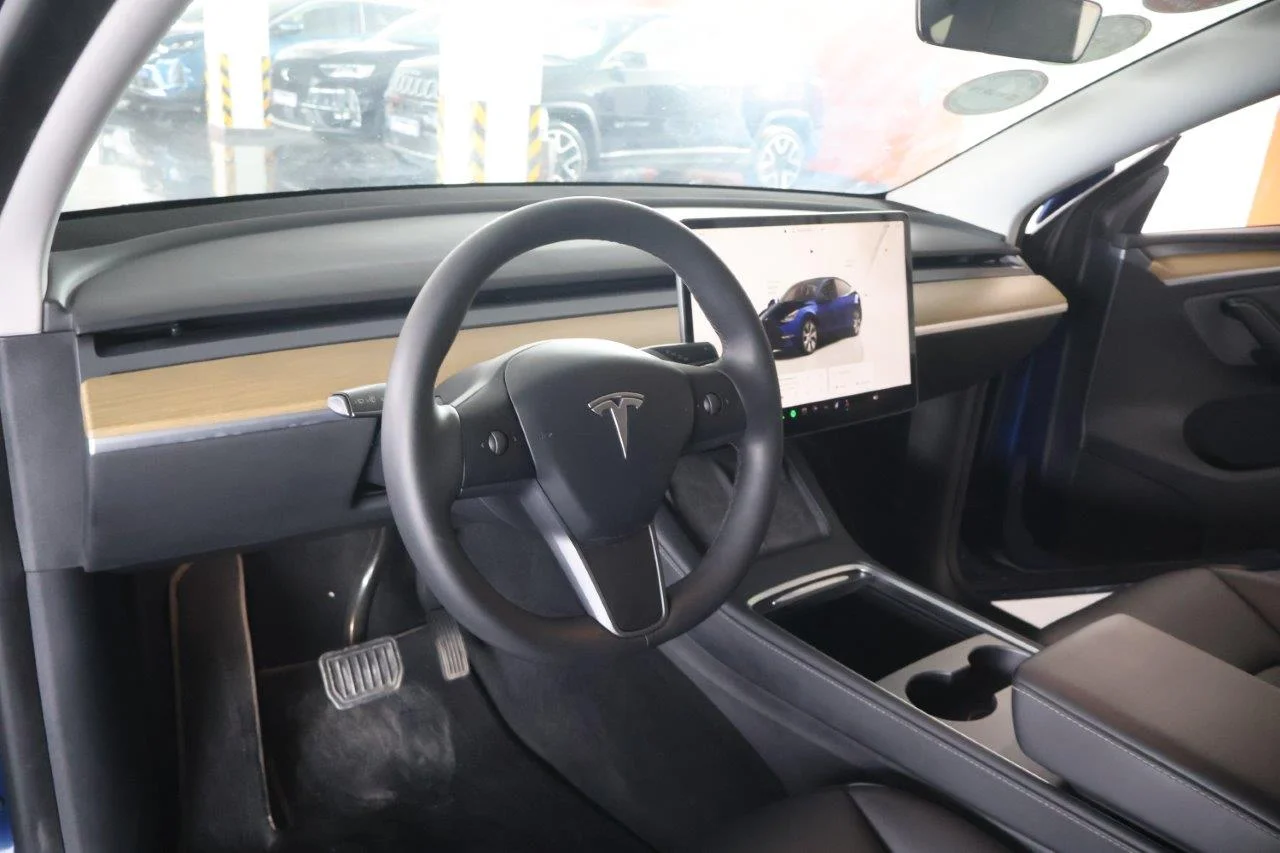Tesla Model Y - View model 21