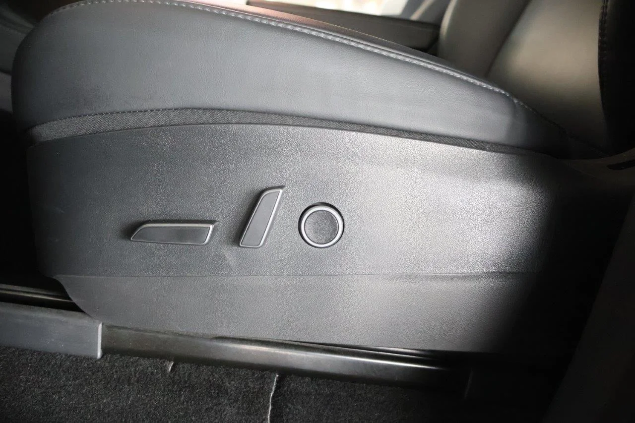 Tesla Model Y - View model 30