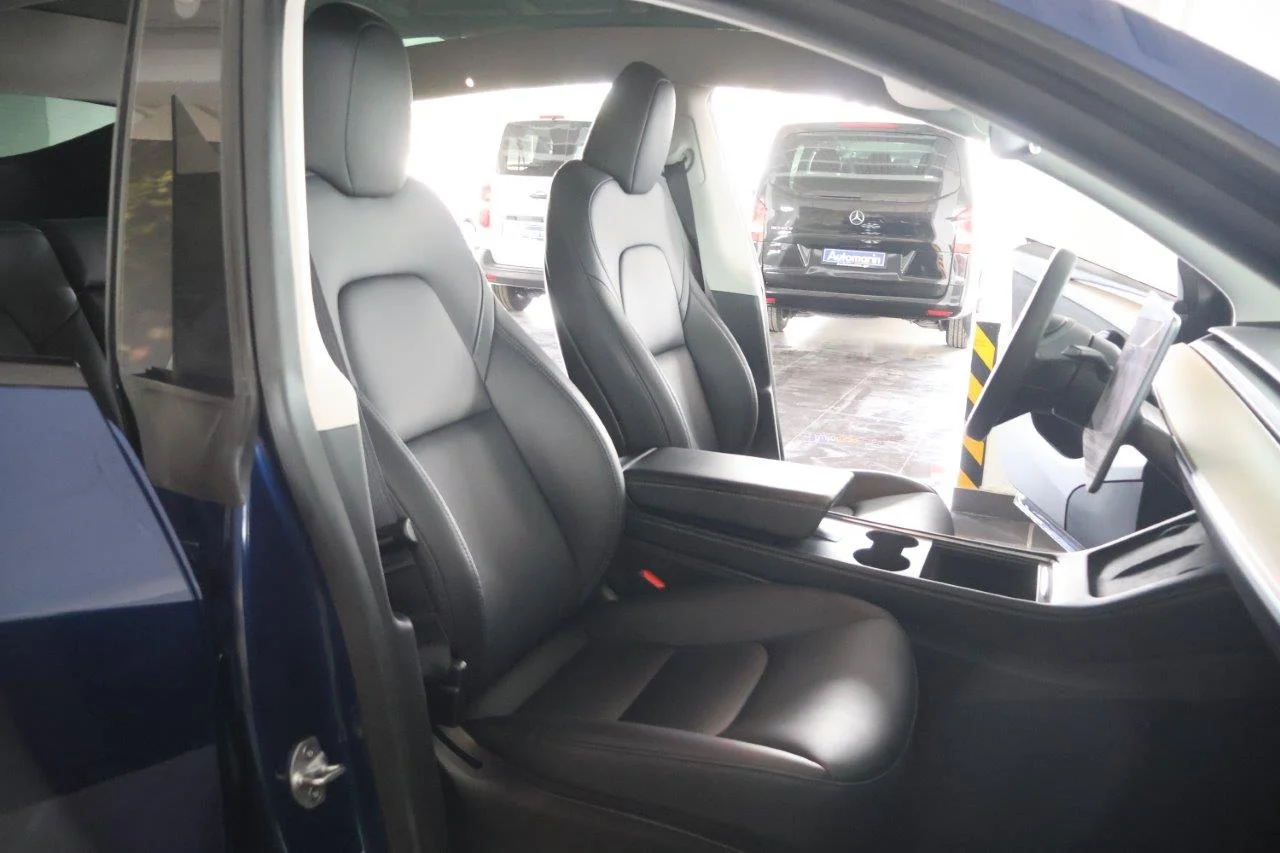 Tesla Model Y - View model 39