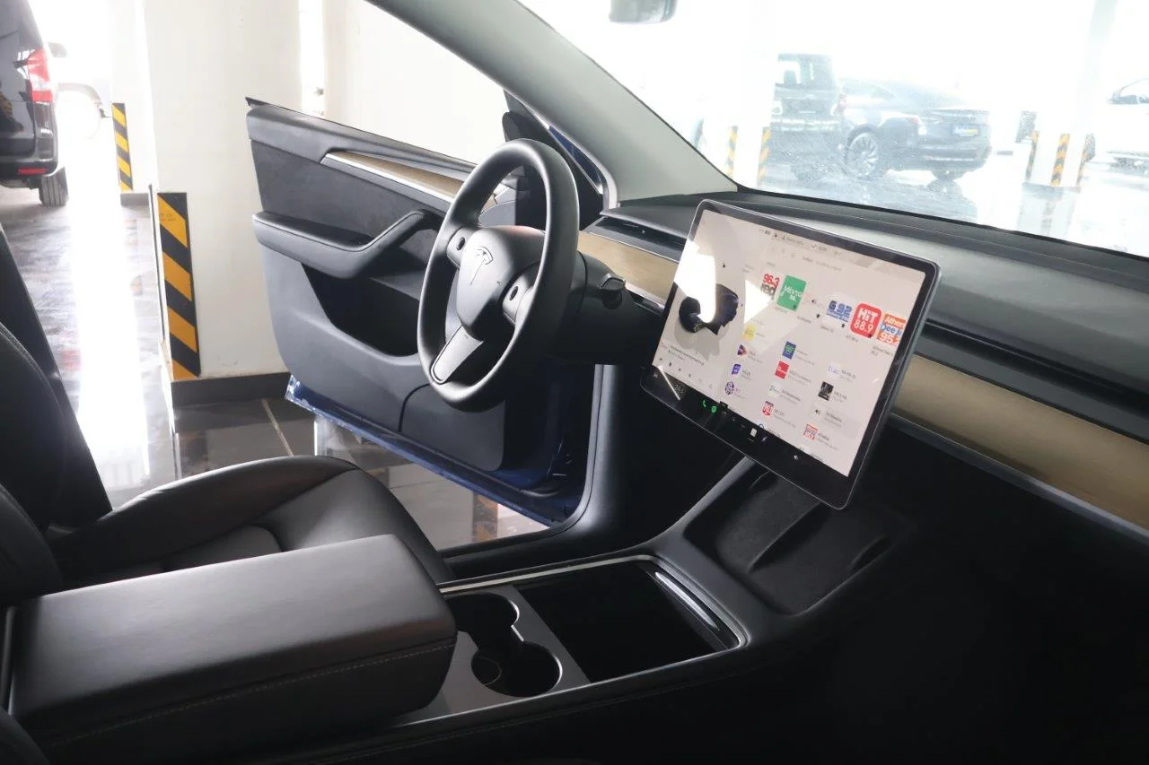 Tesla Model Y - View model 40