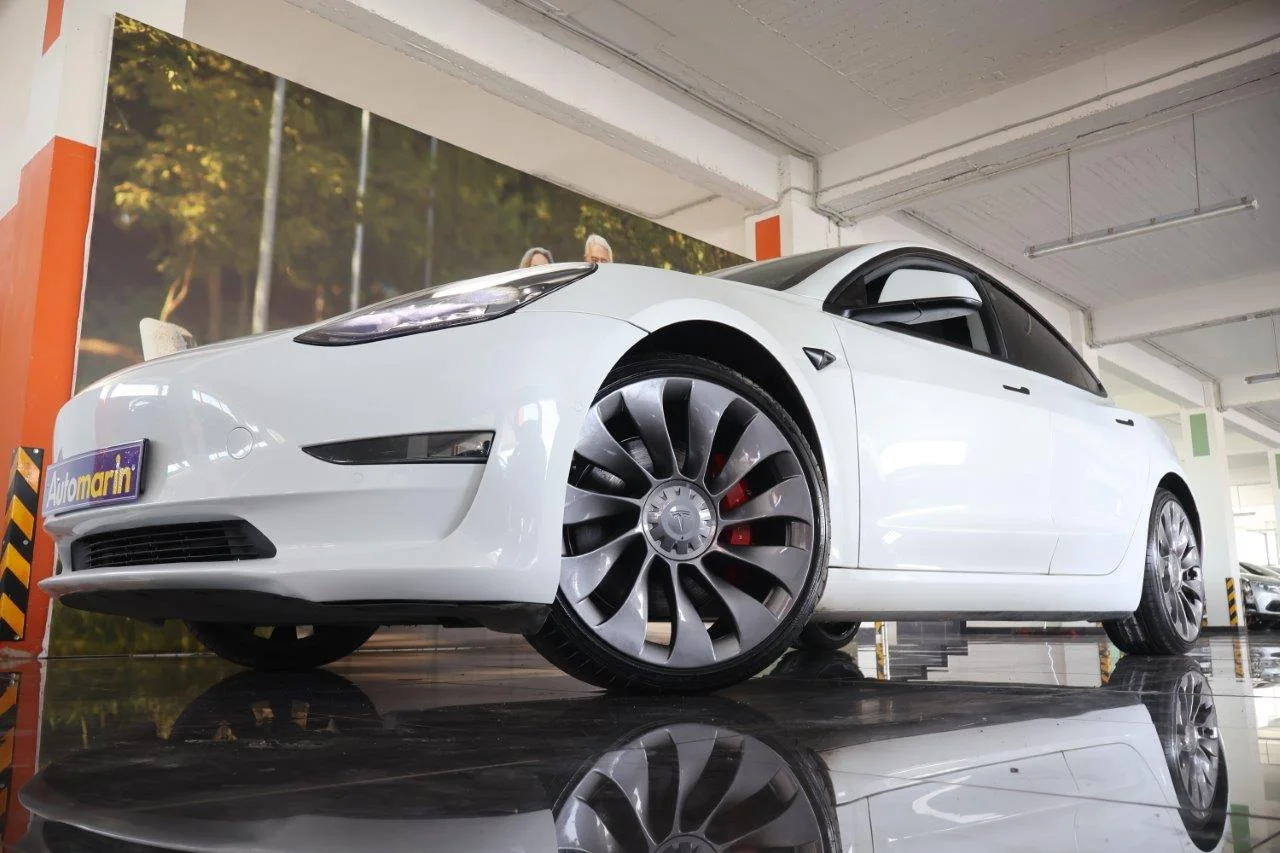 View 2 - Tesla Model 3 - 2021