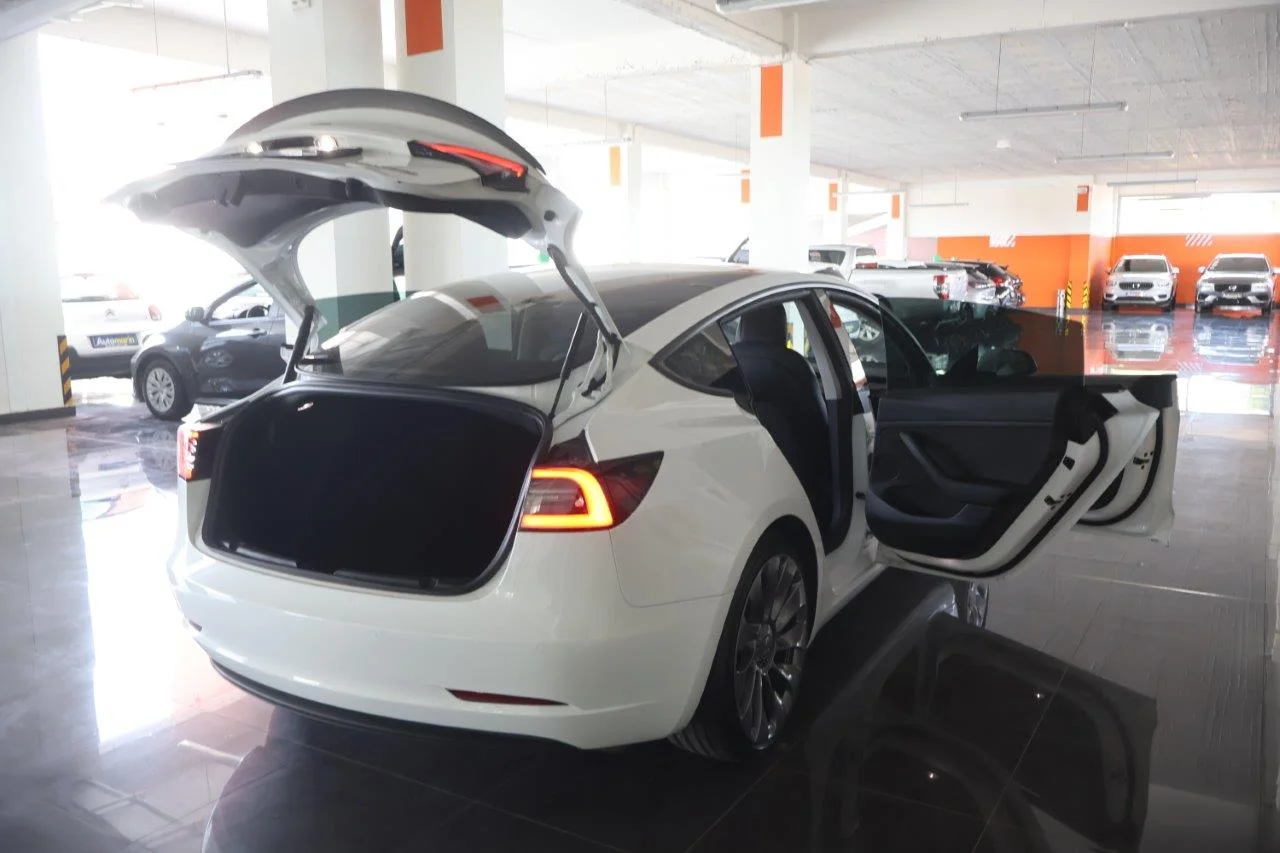 Tesla Model 3 - View model 7